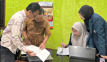 Mahasiswa KKN-T IDBU 33 Universitas Diponegoro berkolaborasi dengan Pemerintah Desa Tambaksari dalam mendukung tertib administrasi kependudukan melalui website Prodeskel Bina Bangsa.